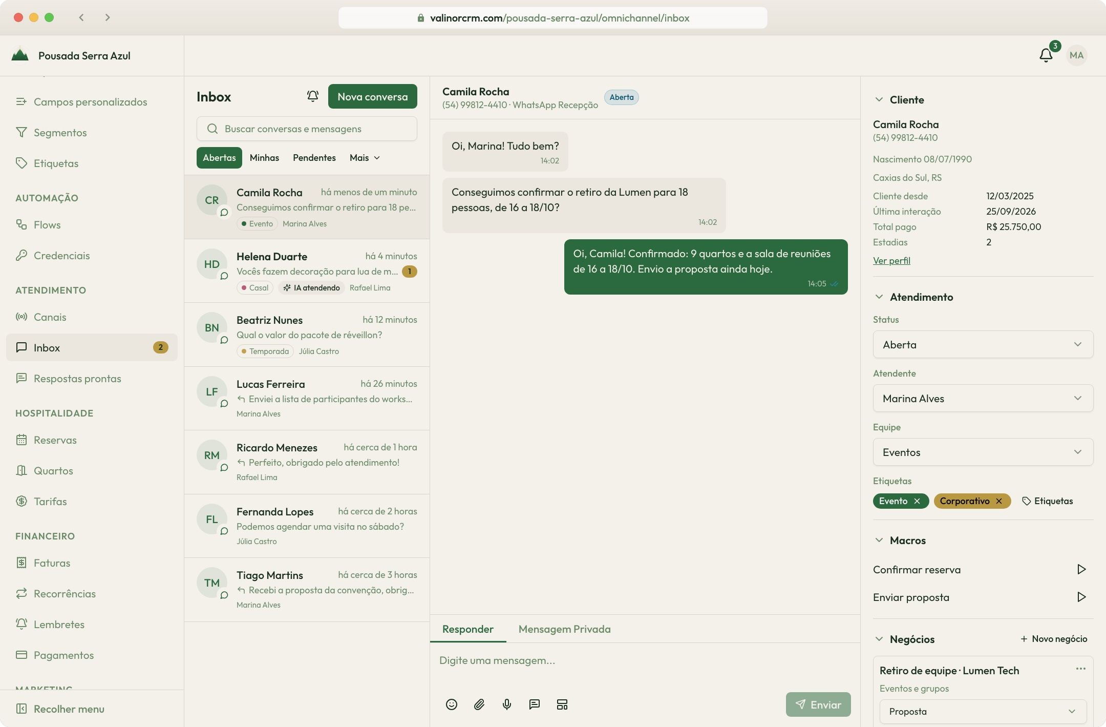 Caixa de entrada do Atendimento: as conversas do WhatsApp à esquerda, a conversa aberta no centro e, à direita, os dados do cliente, a equipe e os negócios dele.